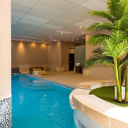 Daire De 8 Personnes Avec Piscine Et Sauna, Centre-ville - Fr-1-296-405 *