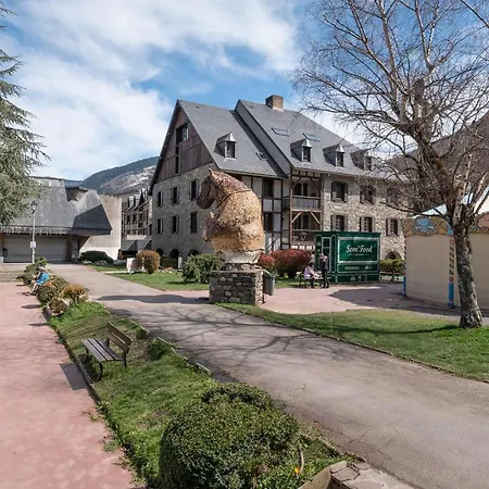 De 8 Personnes Avec Piscine Et Sauna, Centre-ville - Fr-1-296-405 Saint-Lary-Soulan